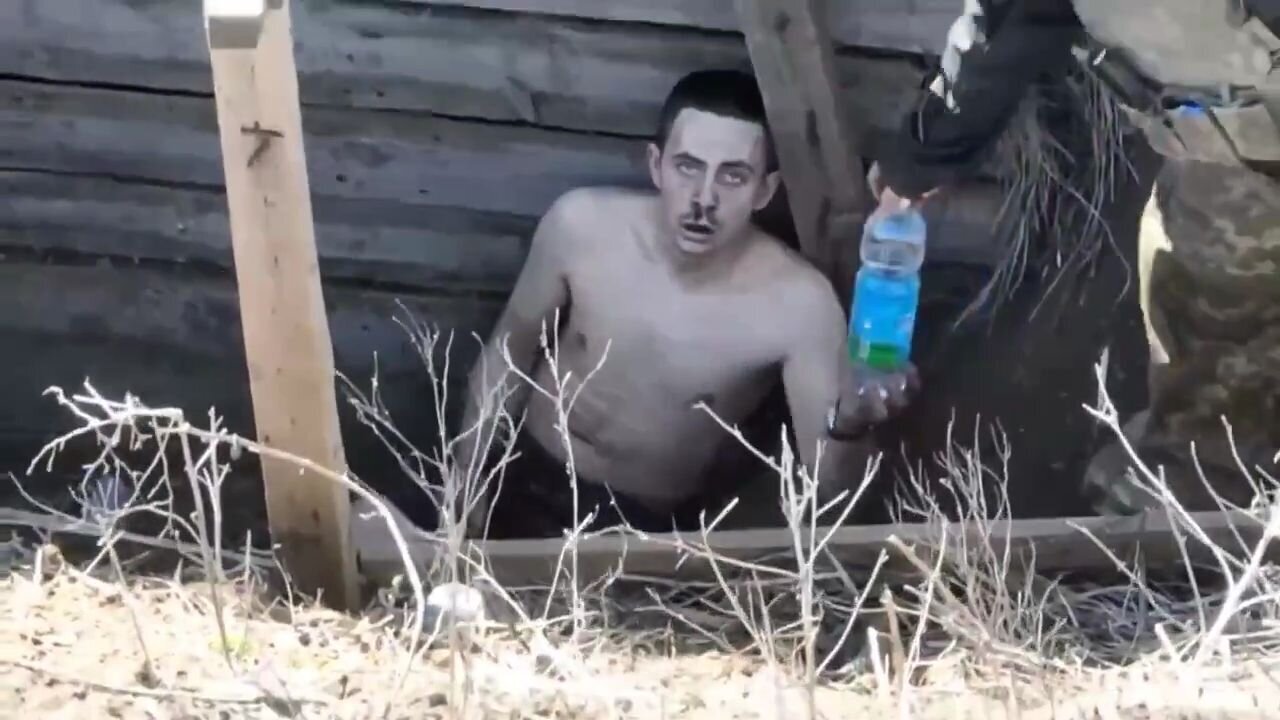 Росіянин здається у полон в самих трусах. 